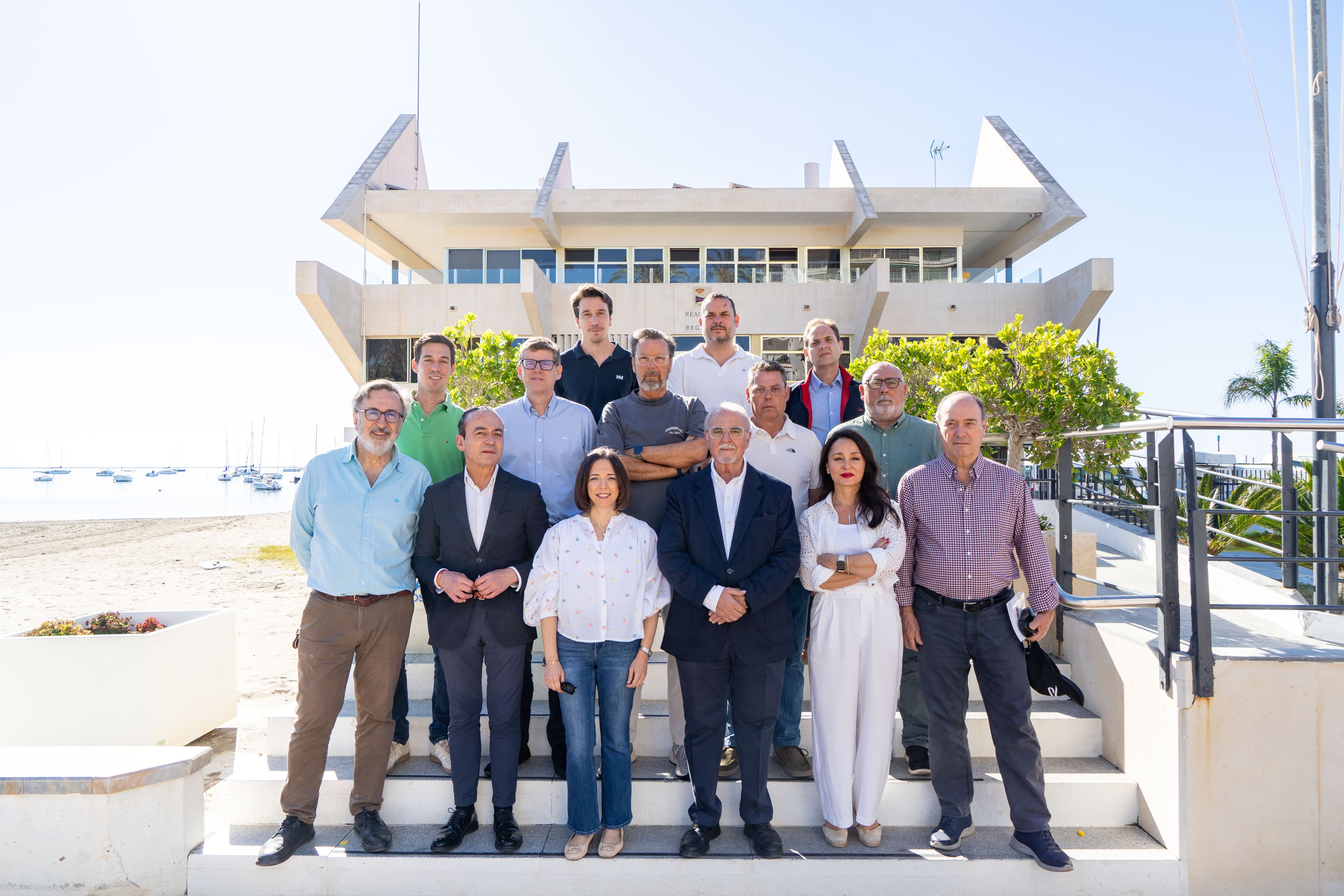 El equipo de la candidatura «Una candidatura de todos y para todos», frente a la sede del Real Club de Regatas de Santiago de la Ribera
